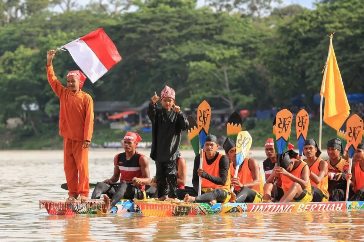 Tarian Anak Koci dalam pacu jalur bukan sekadar pertunjukan visual. Ia adalah ritual penuh makna. (Sumber: mediacenter.riau.go.id)