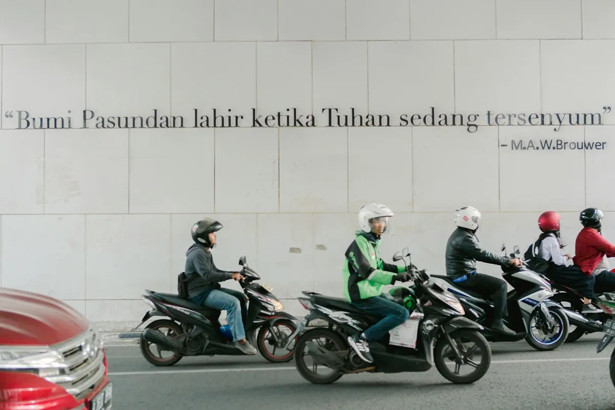 Bahasa tidak hanya sekadar alat untuk berinteraksi dan berkomunikasi, tetapi dapat memengaruhi juga perubahan sosial. (Sumber: Unsplash/Fahmi Ramadhan)