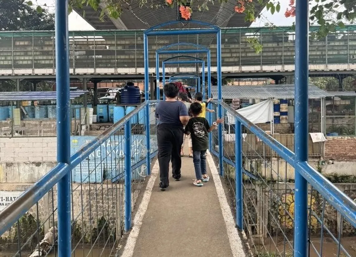 Sekelompok mahasiswa ITB menggelar kegiatan edukatif dan partisipatif di Taman Cascade, Jalan Kebon Bibit, Kota Bandung. (Sumber: Dokumentasi Penulis)