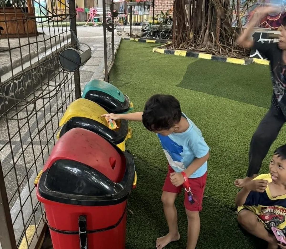 Sekelompok mahasiswa ITB menggelar kegiatan edukatif dan partisipatif di Taman Cascade, Jalan Kebon Bibit, Kota Bandung. (Sumber: Dokumentasi Penulis)