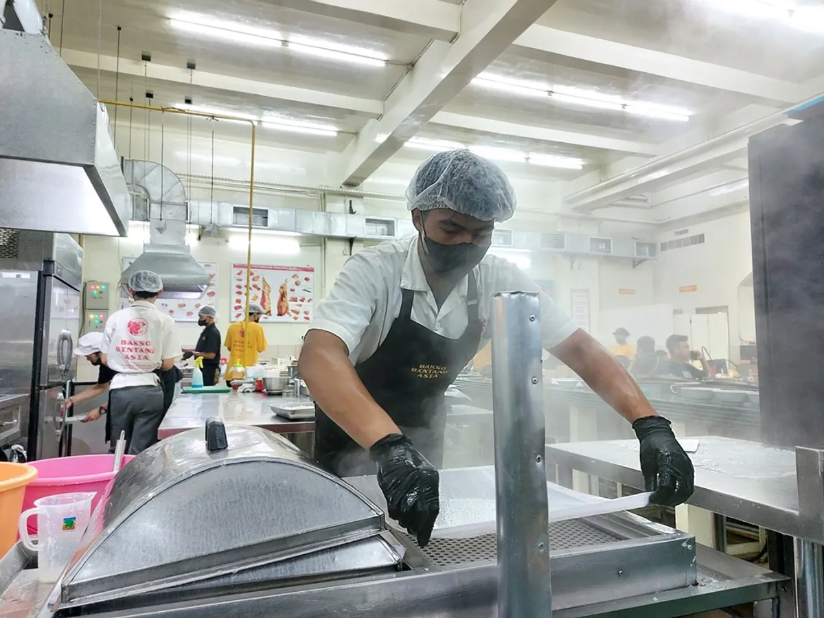 Proses pembuatan kwetiauw di Bakso Bintang Asia. (Sumber: Ayobandung.id | Foto: Eneng Reni Nuraisyah Jamil)