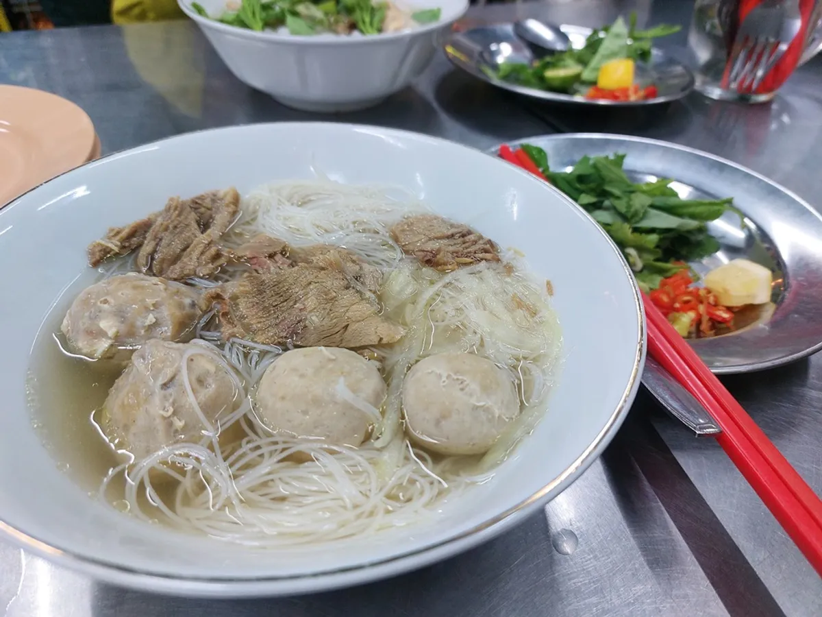 Seporsi menu di Bakso Bintang Asia. (Sumber: Ayobandung.id | Foto: Eneng Reni Nuraisyah Jamil)