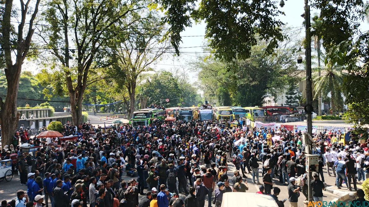 Ribuan massa menggelar aksi di depan Gedung Sate terkait kebijakan larangan studi tur di Jawa Barat. (Sumber: ayobandung.id | Foto: Gilang Fathu Romadhan)