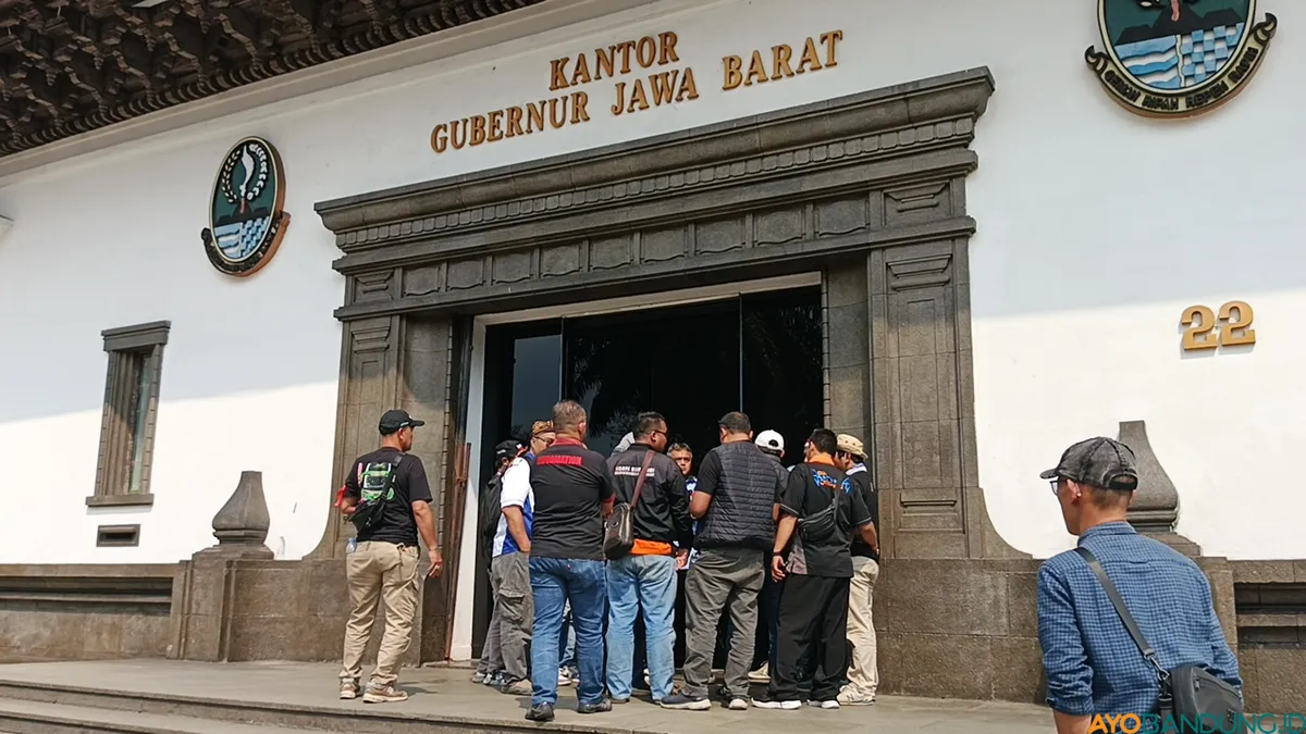 Perwakilsan aksi massa cabut larangan studi tur datangi Gedung Sate. (Sumber: ayobandung.id | Foto: Gilang Fathu Romadhan)