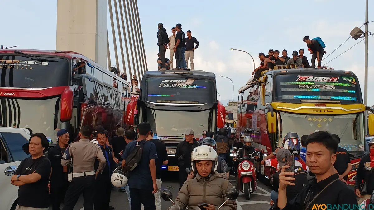 Bus peserta aksi protes larangan studi tur pelajar di Gedung Sate. (Sumber: ayobandung.id | Foto: Gilang Fathu Romadhan)