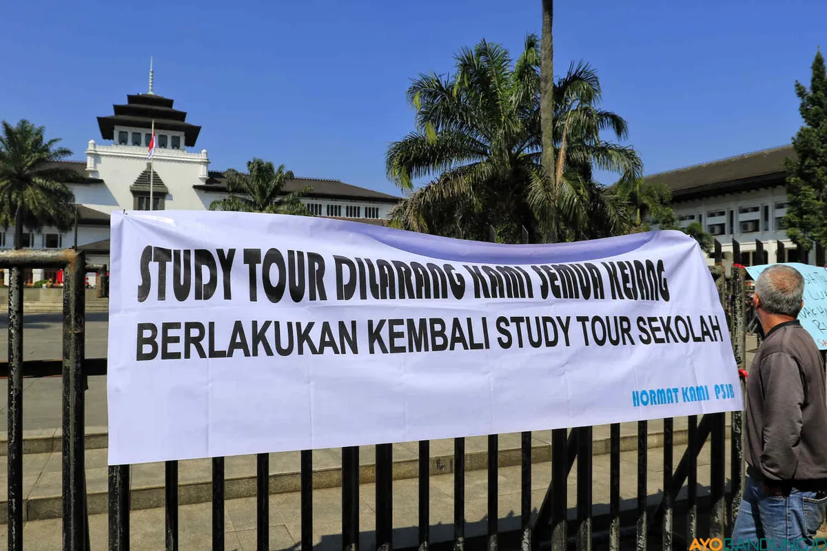 Spanduk dari Massa Solidaritas Para Pekerja Pariwisata Jawa Barat dipasang di pagar Gedung Sate, Senin 21 Juli 2025. (Sumber: ayobandung.id | Foto: Irfan Al- Faritsi)