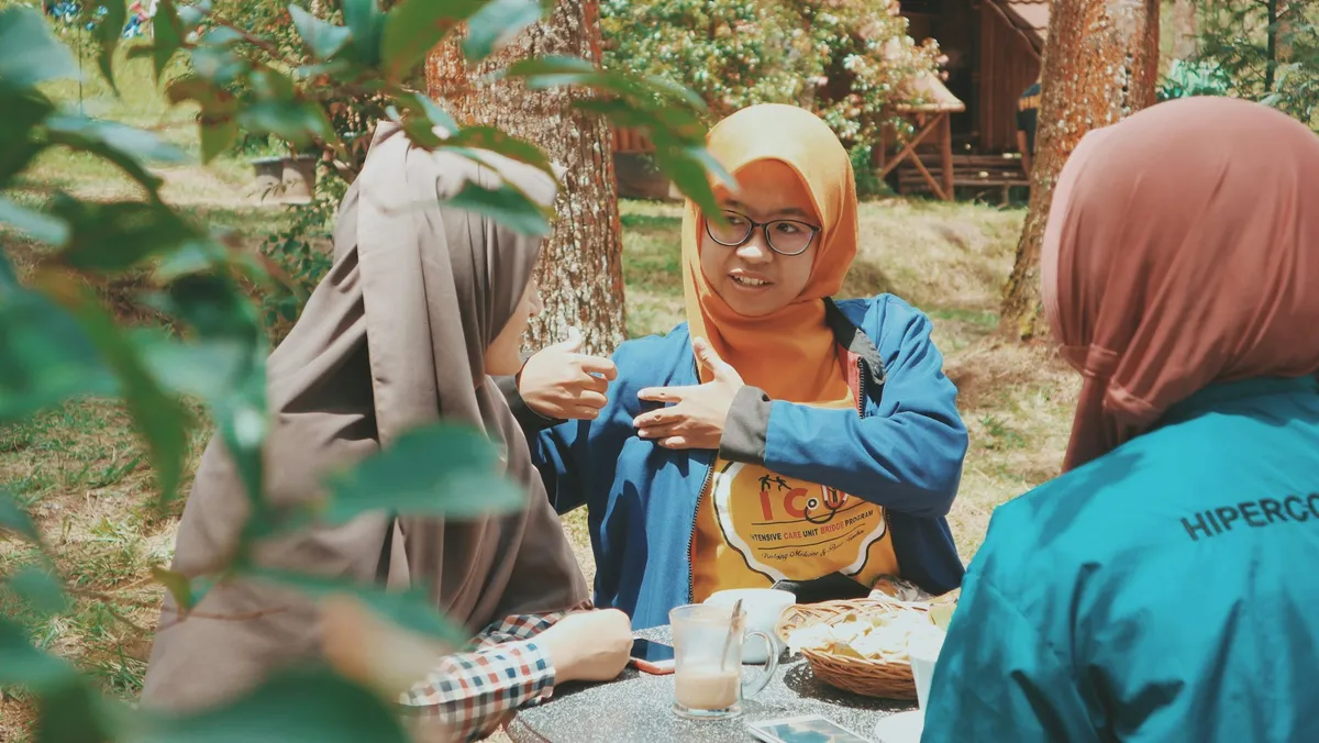 Kita harus sering berdiskusi tentang bahasa untuk menjaga budaya. (Sumber: Pexels/Gradikaa Aggi)