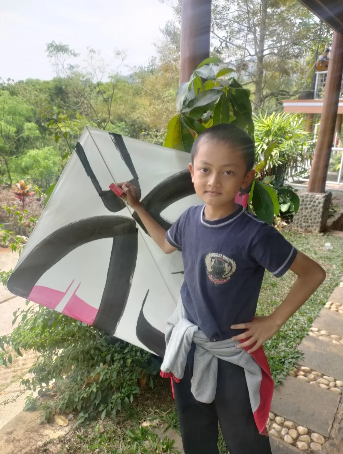 Senangnya Aa Akil foto bersama dengan Layang-layang "Goang" hasil moto, Ahad 13 Oktober 2024 (Sumber: Istimewa | Foto: IBN GHIFARIE)