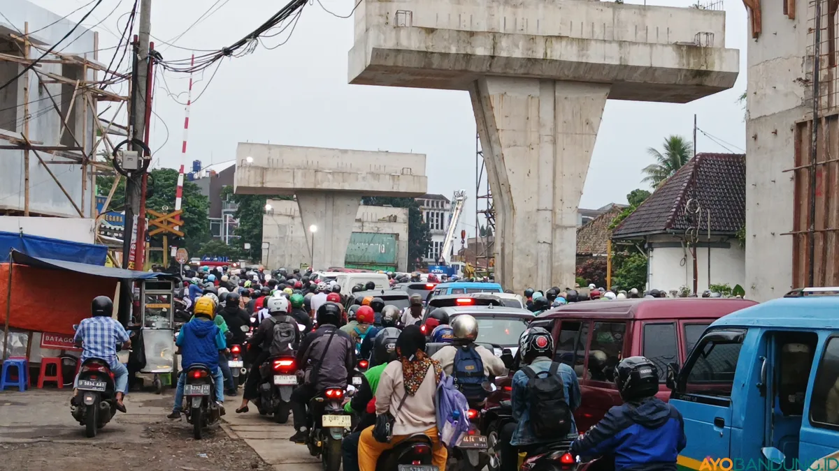 Potret antrean kendaraan di kawasan flyover Nurtanio, Kota Bandung, pada Senin, 14 Juli 2025, pagi. (Sumber: ayobandung.id | Foto: Gilang Fathu Romadhan)