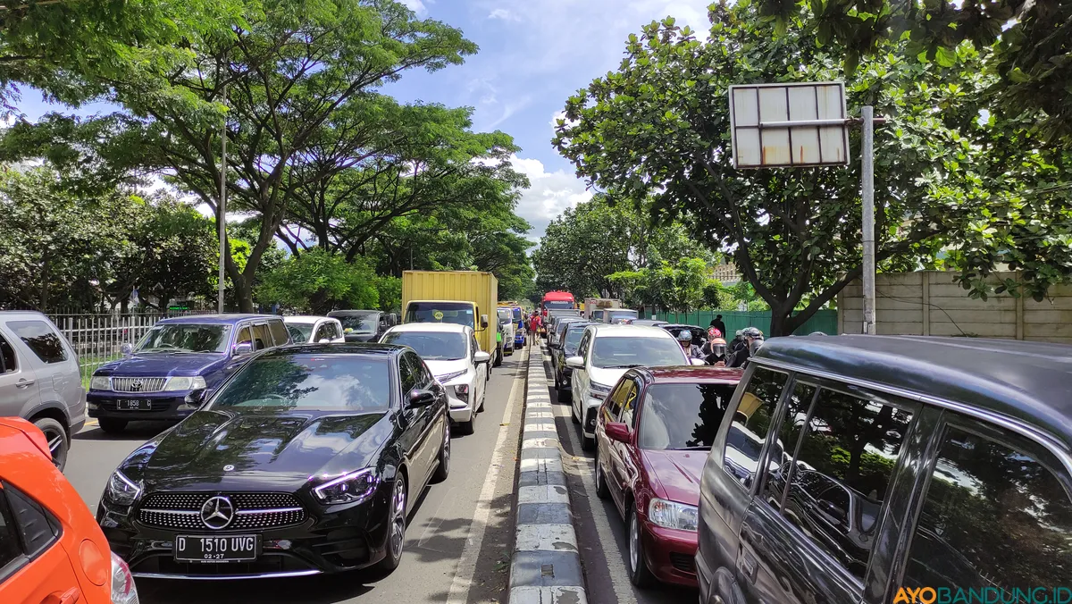 Kemacetan di Kota Bandung. (Sumber: ayobandung.id | Foto: Muslim Yanuar Putra)