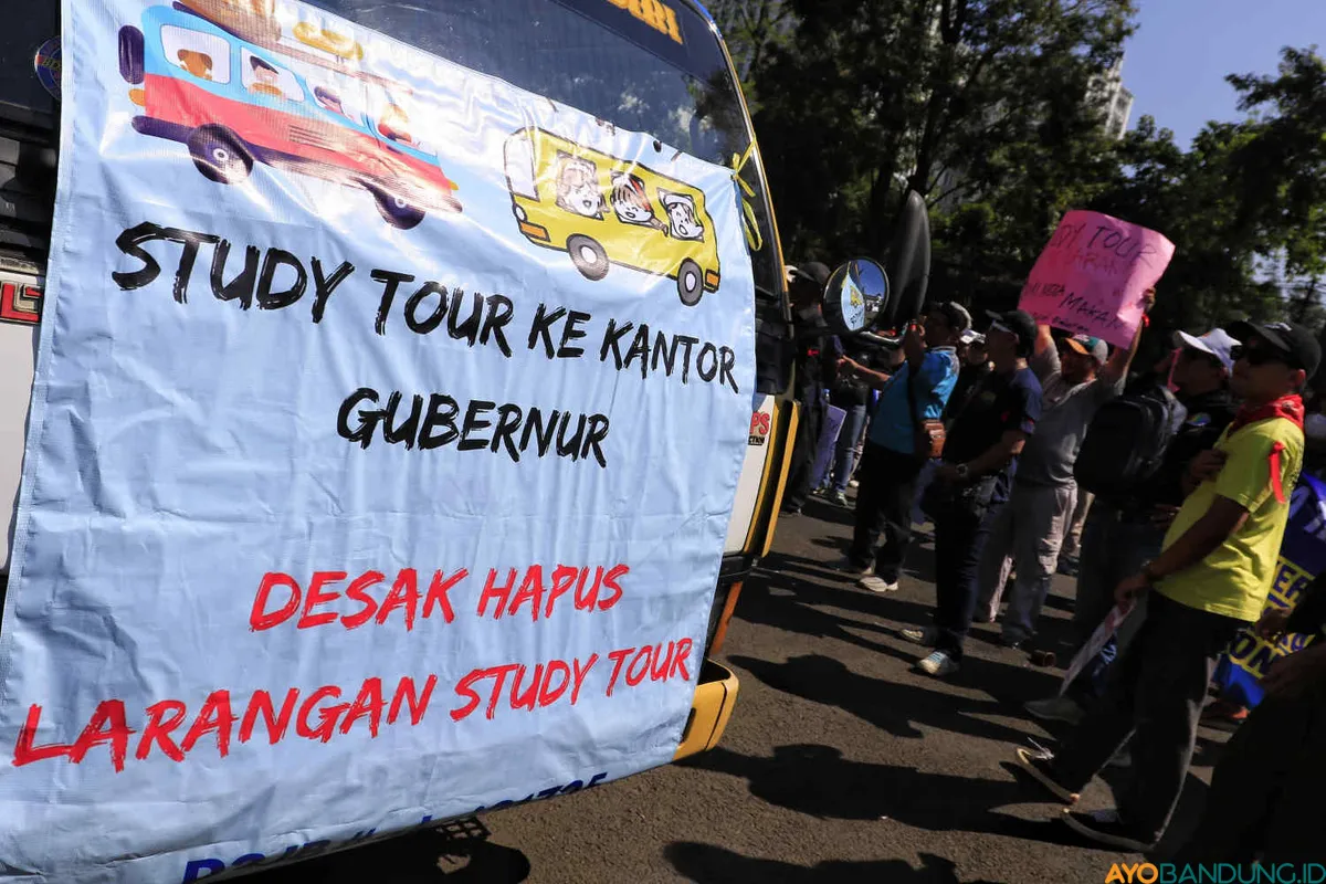 Solidaritas Para Pekerja Pariwisata Jawa Barat berunjukrasa di depan Gedung Sate, Jalan Diponegoro, Kota Bandung, Senin 21 Juli 2025. (Sumber: ayobandung.id | Foto: Irfan Al- Faritsi)