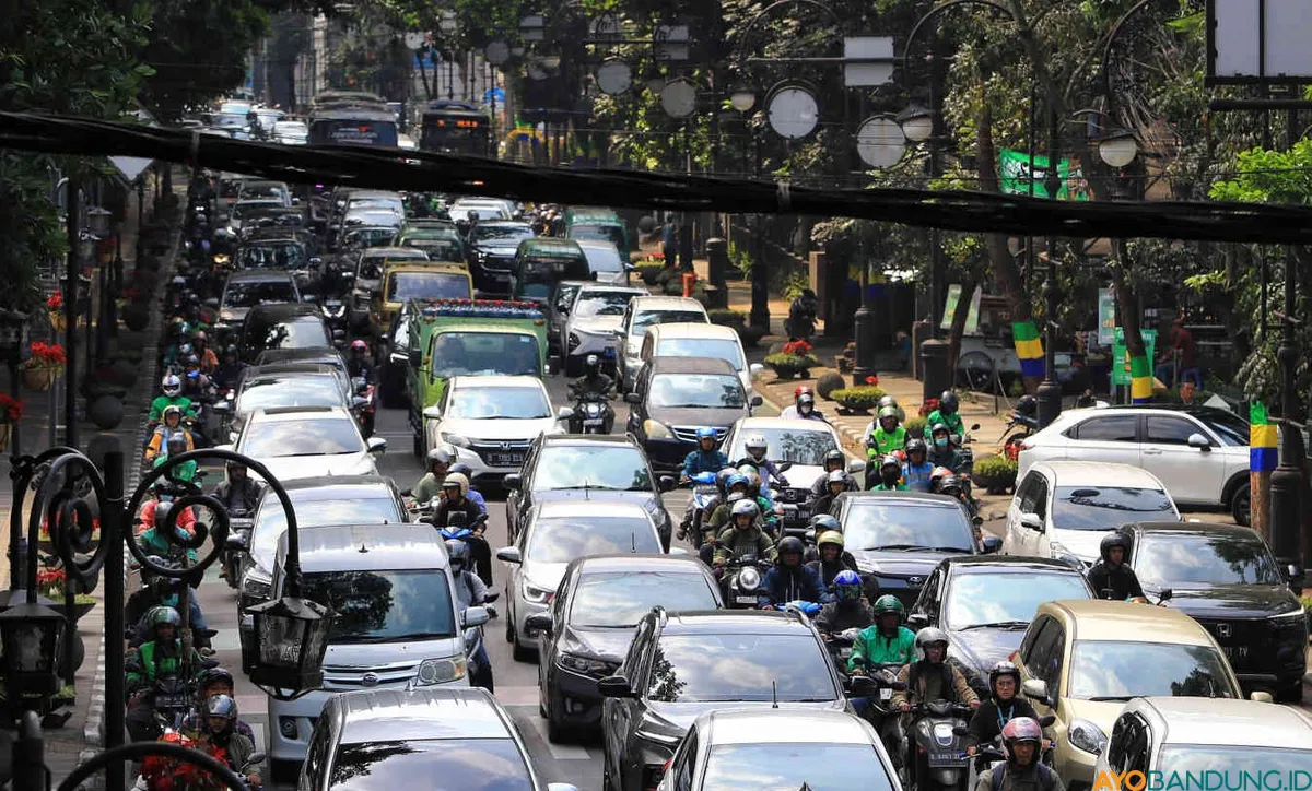 Kemacetan di Jalan Merdeka, Kota Bandung, Rabu 31 Juli 2024. (Sumber: ayobandung.id | Foto: Irfan Al- Faritsi)