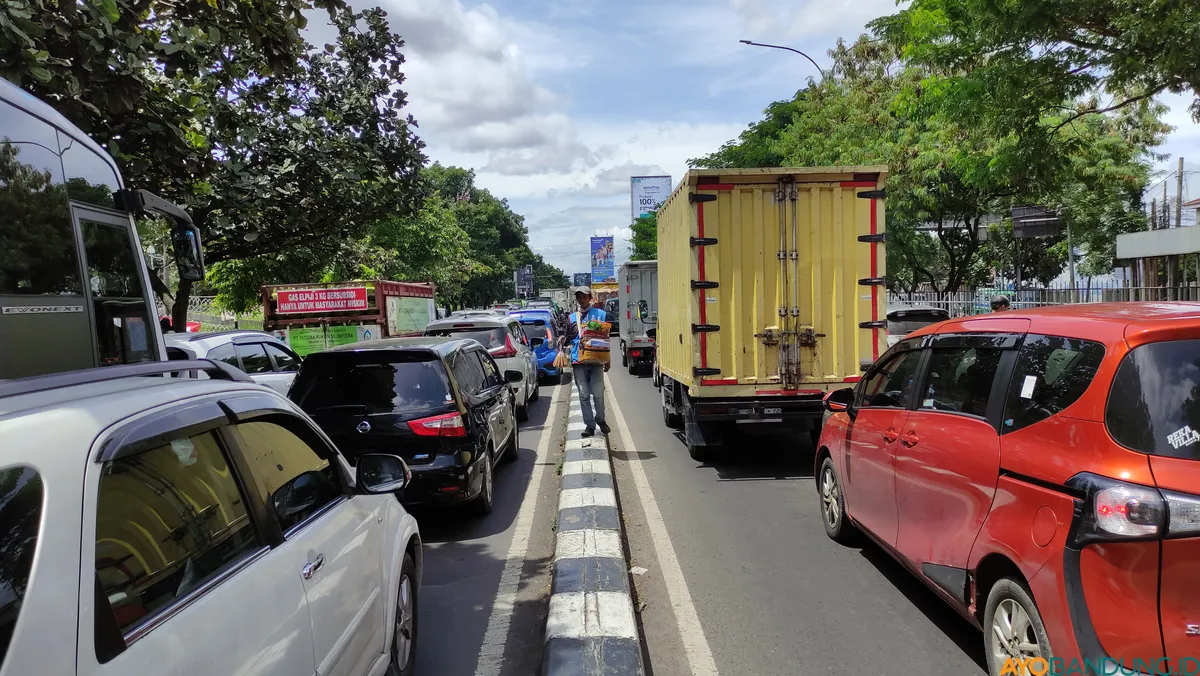 Kemacetan di Kota Bandung. (Sumber: ayobandung.id | Foto: Muslim Yanuar Putra)