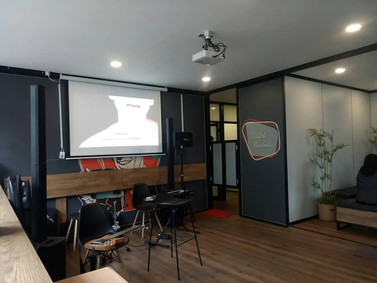 Fasilitas karaoke di Non Kitchen & Coffee. (Sumber: Ayobandung.id | Foto: Eneng Reni Nuraisyah Jamil)