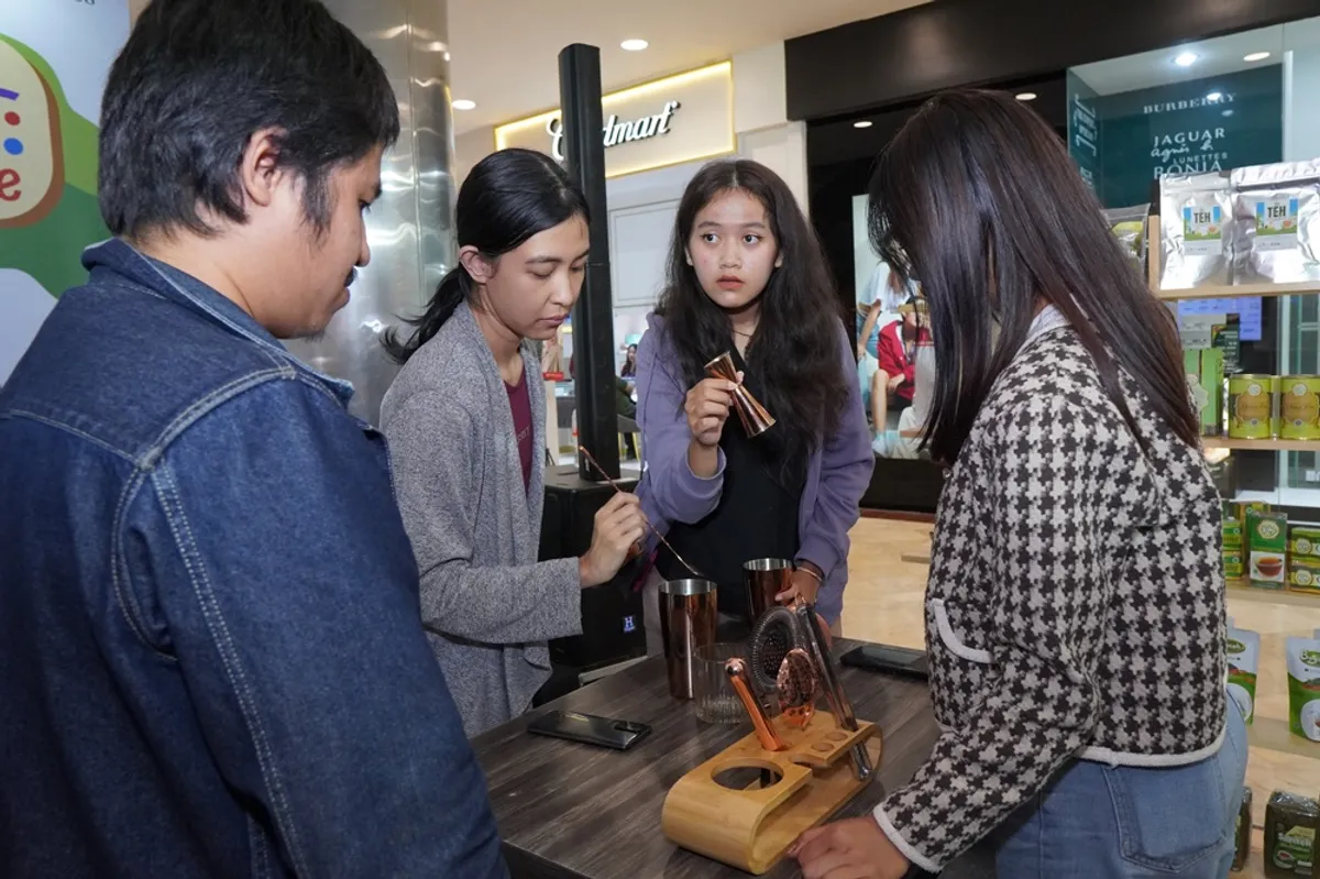 Melalui teknik mixtealogi, teh diangkat menjadi kreasi kontemporer yang mengajak masyarakat modern untuk kembali mengenal, mencicipi, dan mencintai budaya ngeteh. (Sumber: Ayobandung.id | Foto: Eneng Reni Nuraisyah Jamil)