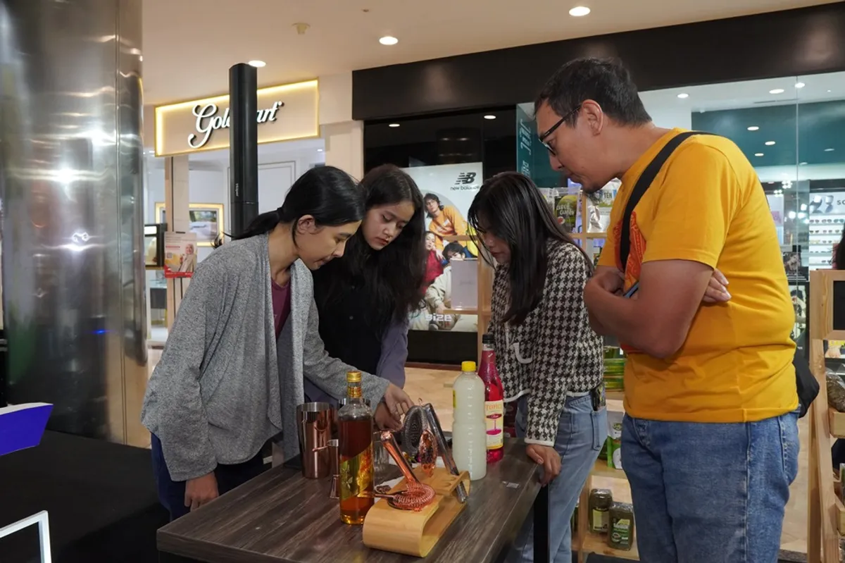 Melalui teknik mixtealogi, teh diangkat menjadi kreasi kontemporer yang mengajak masyarakat modern untuk kembali mengenal, mencicipi, dan mencintai budaya ngeteh. (Sumber: Ayobandung.id | Foto: Eneng Reni Nuraisyah Jamil)