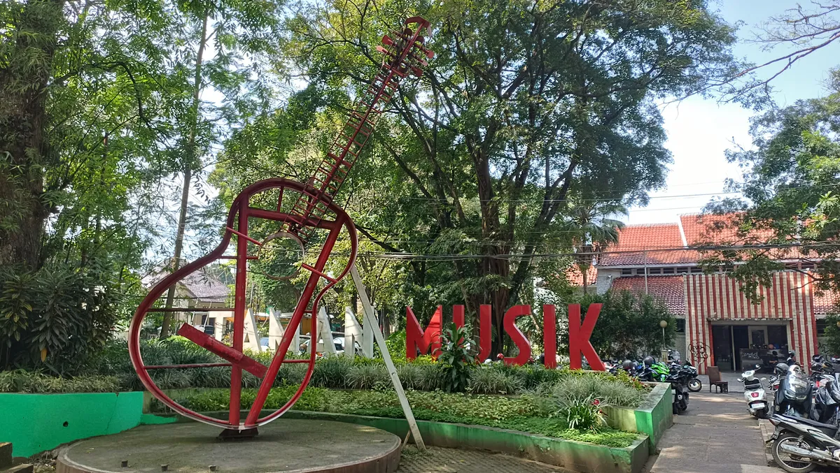 Tugu Gitar di Taman Musik Kota Bandung. (Sumber: Ayobandung)