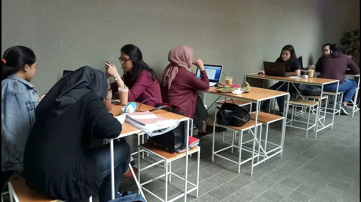 Di tengah geliat industri digital, budaya kerja remote kian menancapkan eksistensinya di masyarakat urban. (Sumber: Ayobandung.id | Foto: Eneng Reni Nuraisyah Jamil)