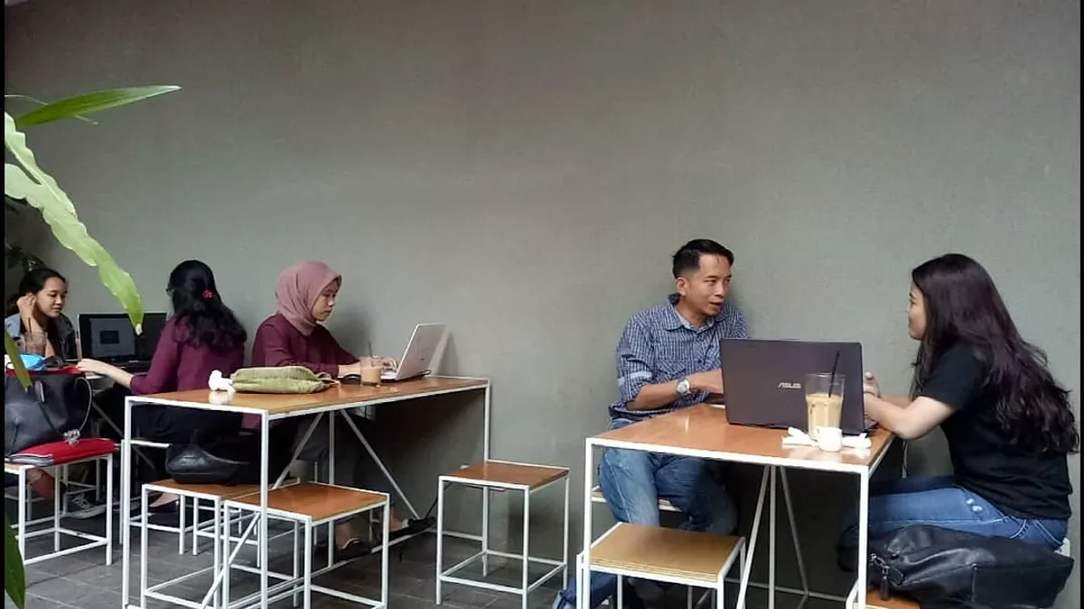 Di tengah geliat industri digital, budaya kerja remote kian menancapkan eksistensinya di masyarakat urban. (Sumber: Ayobandung.id | Foto: Eneng Reni Nuraisyah Jamil)