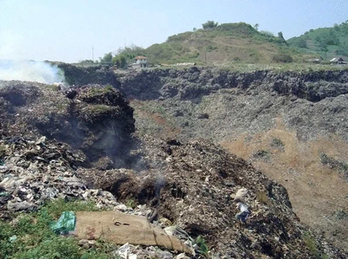 Kondisi TPA Leuwigajah saat dikunjungi peneliti pada Juli 2005. (Foto: Franck Lavigne)