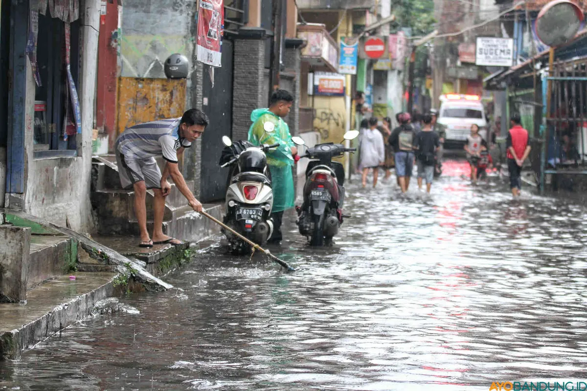 Salah satu dampak dari penurunan permukaan tanah adalah banjir seperti banjir cileuncang di Jalan Citarip Barat, Kecamatan Bojongloa Kaler, Kota Bandung, Rabu 28 Februari 2024. (Sumber: ayobandung.id | Foto: Irfan Al- Faritsi)