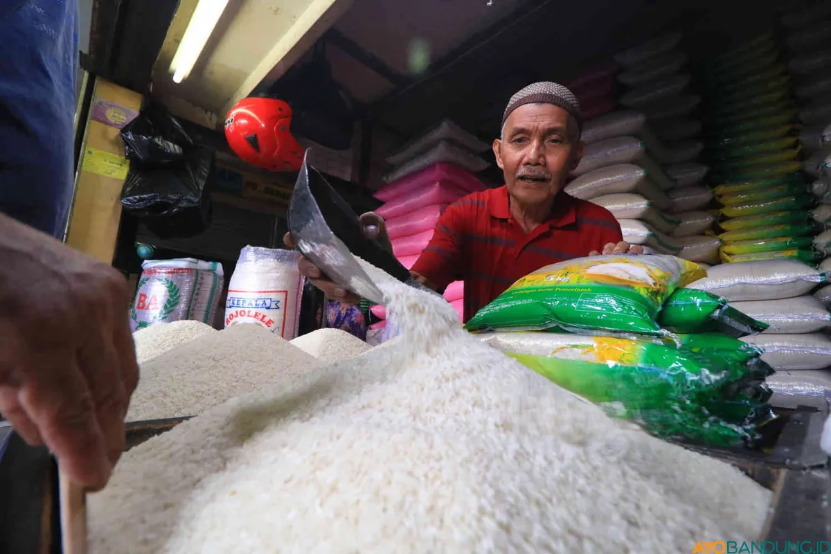 Pedagang beras melayani pembeli di Pasar Sederhana, Kota Bandung. (Sumber: ayobandung.id | Foto: Irfan Al- Faritsi)