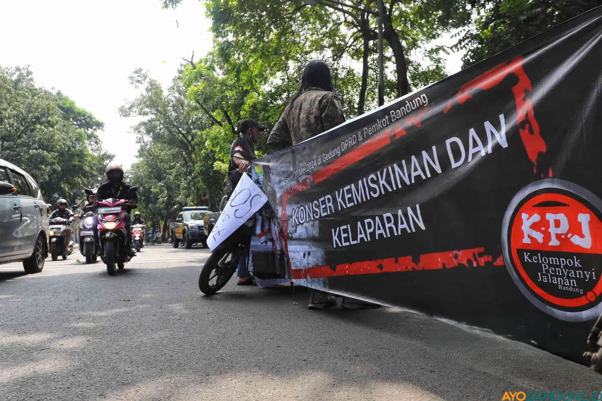 Massa dari Kelompok Penyanyi Jalanan (KPJ) Kota Bandung menggelar Konser Kemiskinan dan Kelaparan sebagai bentuk protes terhadap kemiskinan yang masih membelenggu. (Sumber: ayobandung.id | Foto: Irfan Al- Faritsi)