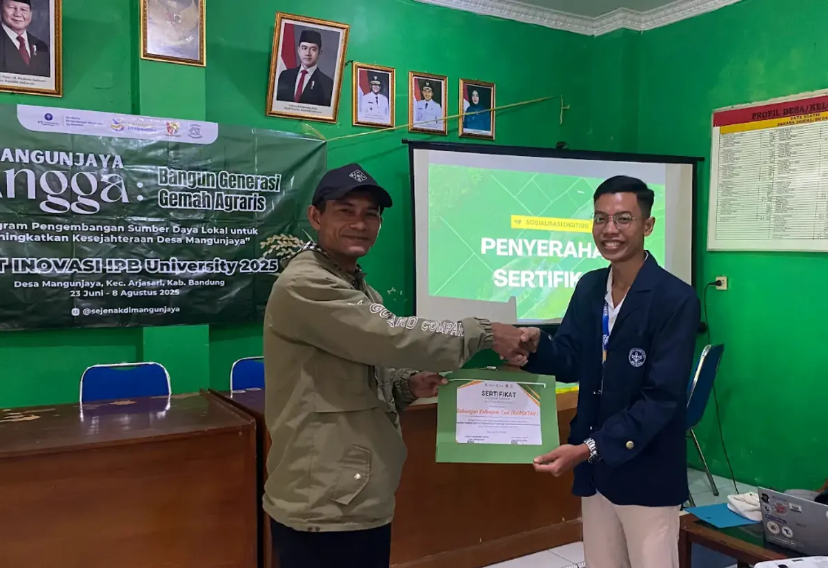 Penyerahan Cendramata Kepada Gabungan Kelompok Tani (GAPOKTAN) Desa Mangunjaya