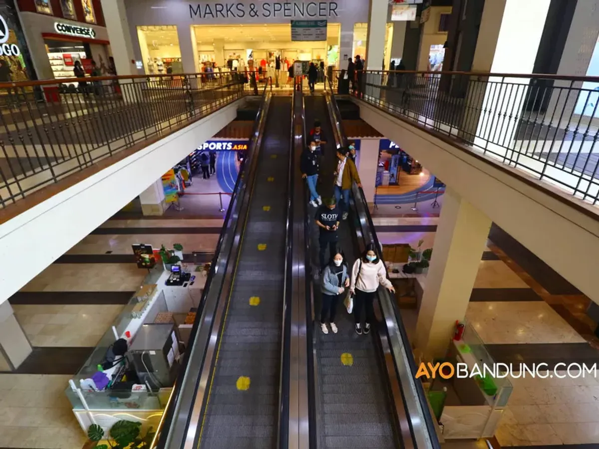 Suasana Mall Paris Van Java (PVJ), Jalan Sukajadi, Kota Bandung, pada hari Kamis, 12 Agustus 2021. (Sumber: ayobandung.com | Foto: Irfan Al-Faritsi)