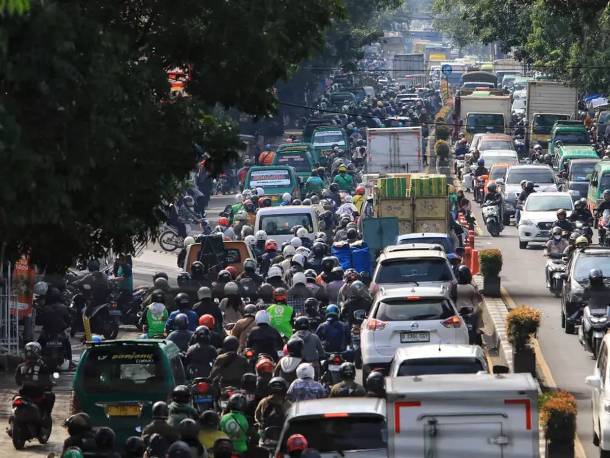 Kemacetan panjang di Jalan Cimindi, Kota Bandung pada Jumat, 10 Januari 2025. (Sumber: Ayobandung.id | Foto: Irfan Al-Faritsi)