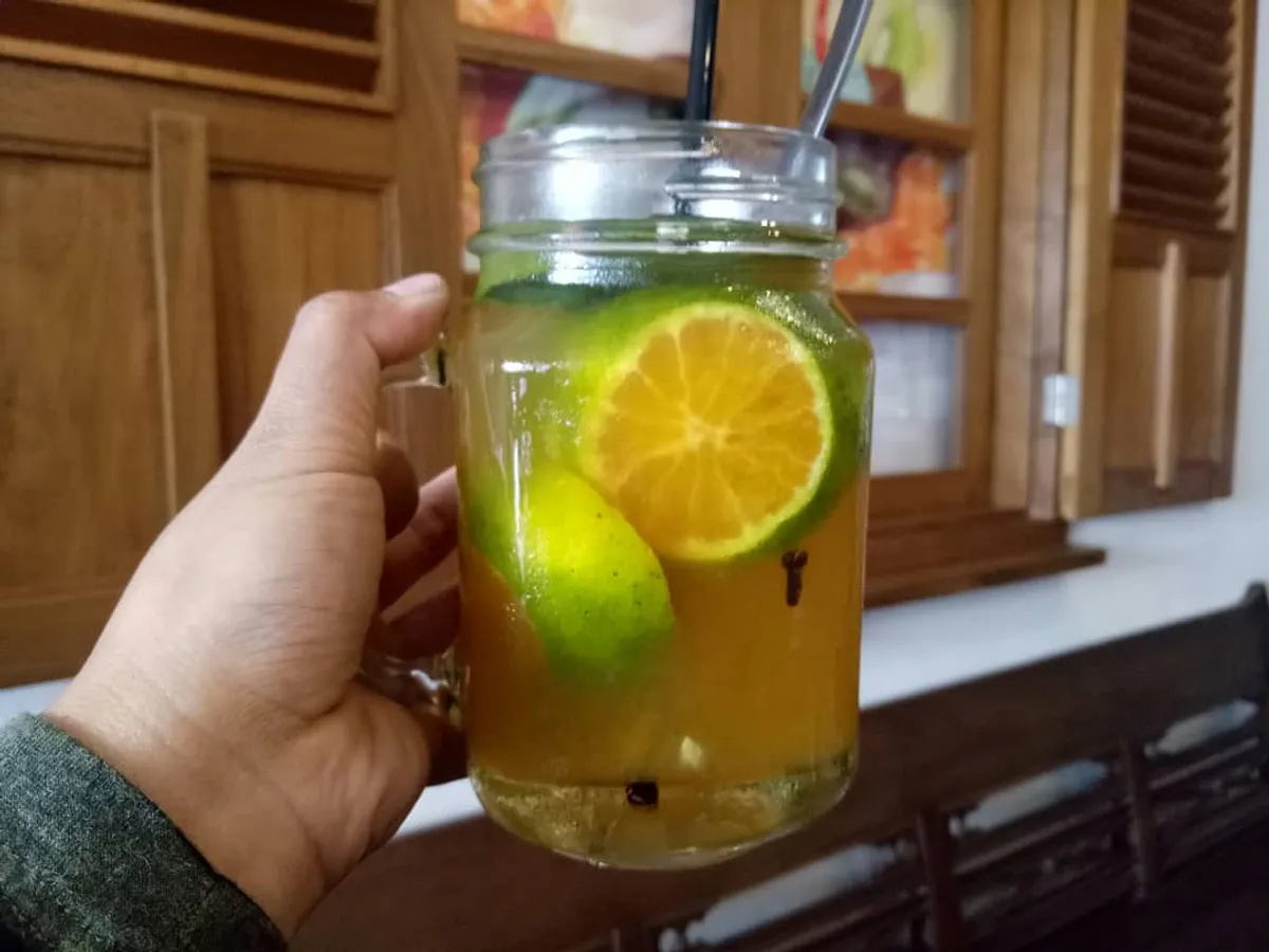 Minuman ikonik Es Teh Kembang Tjengkeh. (Sumber: Ayobandung.id | Foto: Eneng Reni Nuraisyah Jamil)