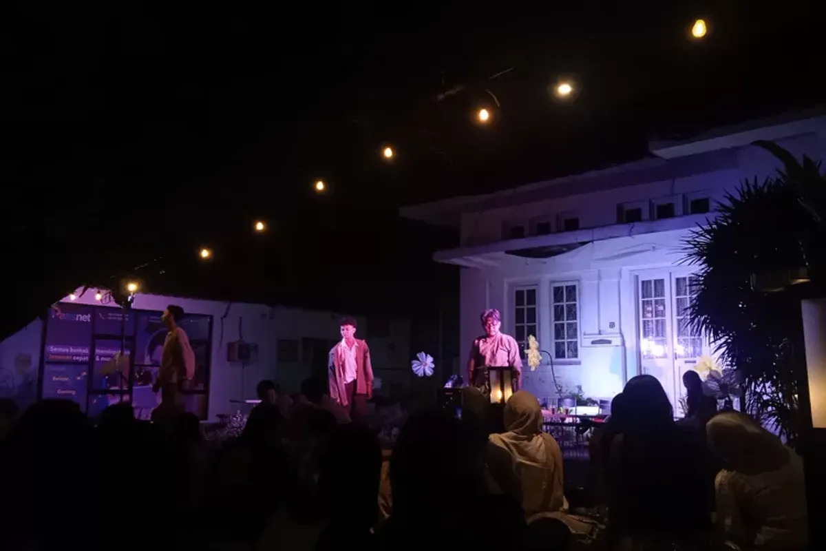 Perjuangan seorang bapak yang rela melakukan apapun demi keluarganya bisa hidup enak tanpa ia sadari istri dan anaknya menderita. (Sumber: ayobandung.com | Foto: Gilang Fathu Romadhan)