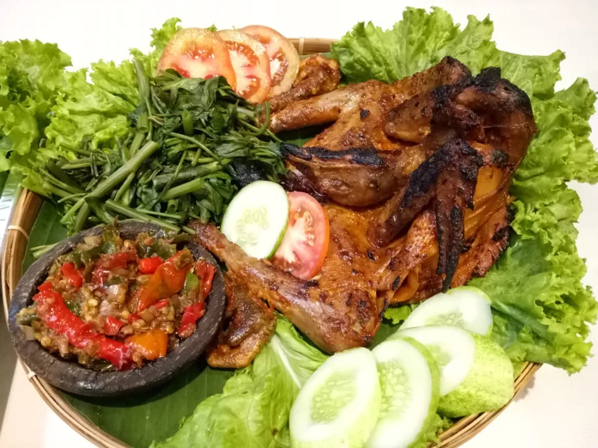 Hidangan Ayam Tangkep dari restoran Sajian Sambara. (Sumber: Ayobandung.id | Foto: Eneng Reni Nuraisyah Jamil)