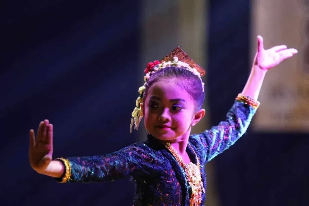 Penari Jaipong belia, penerus estafet warisan tradisi. (Sumber: Ayobandung | Foto: Irfan Al Faritsi)