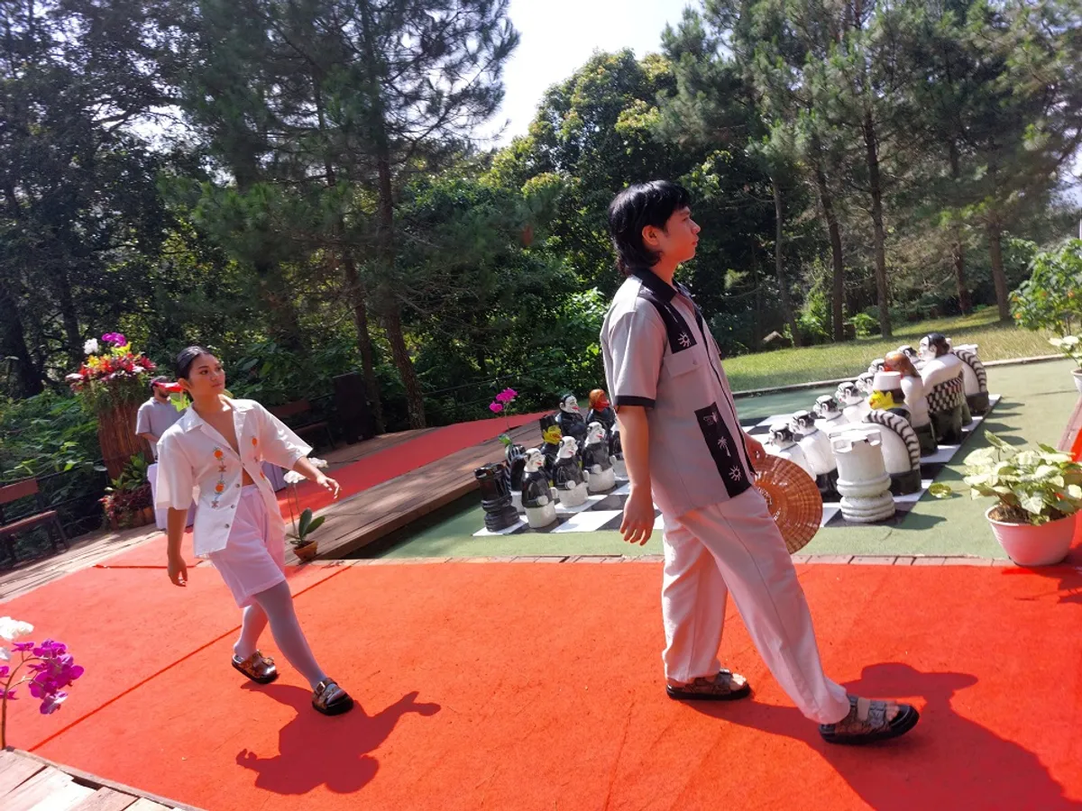 Jion Studios dan nanas.id, dua brand lokal menyulam narasi baru tentang fashion. Bukan sekadar tren, tapi sebuah gerakan sadar lingkungan. (Sumber: Ayobandung.id | Foto: Eneng Reni Nuraisyah Jamil)