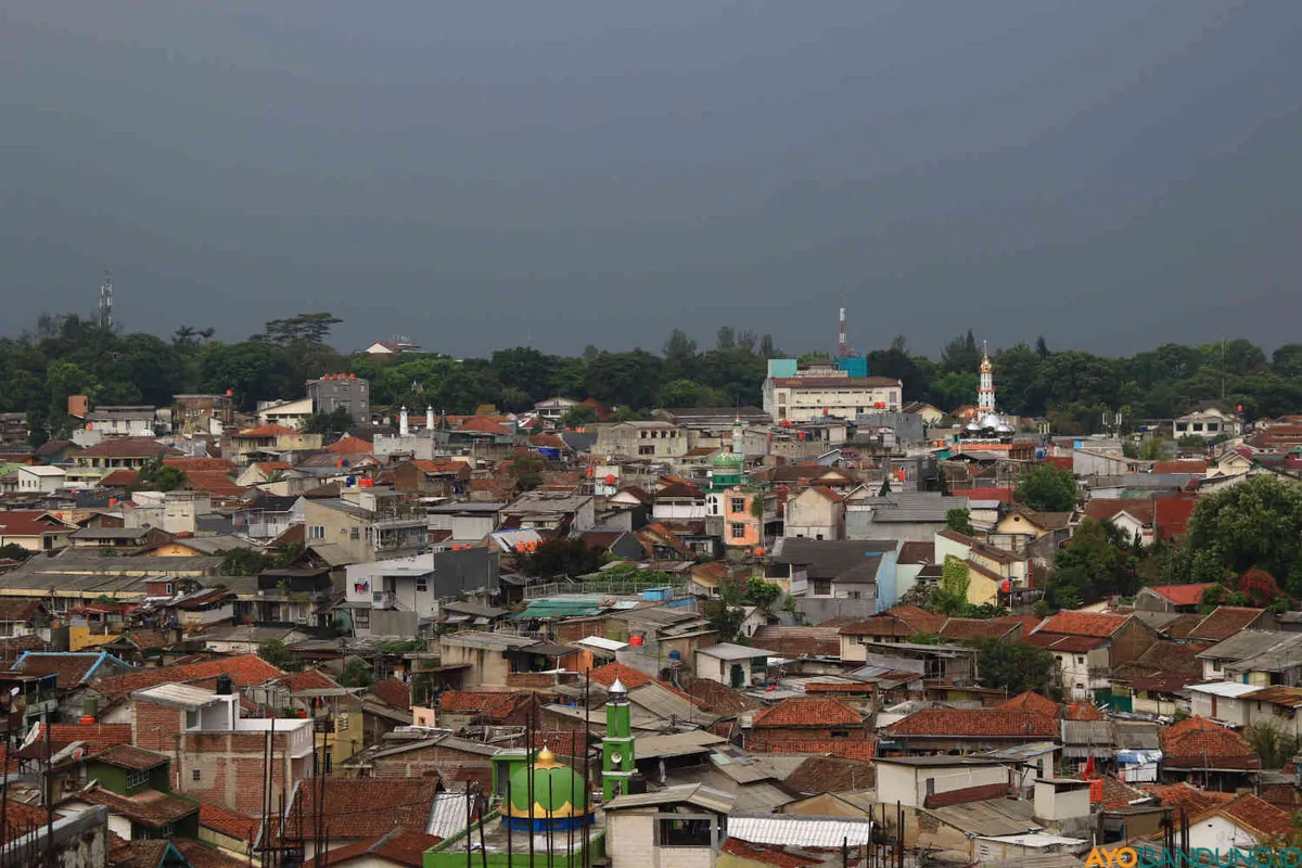Kawasan padat penduduk di Tamansari, Kota Bandung, Senin 4 Desember 2023. (Sumber: ayobandung.id | Foto: Irfan Al- Faritsi)