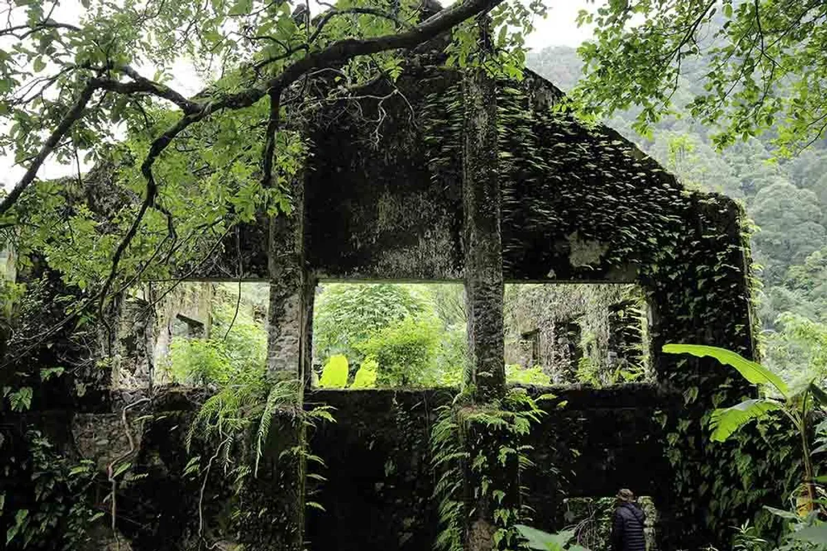 Reruntuhan Stasiun Radio Malabar di Gunung Puntang. (Sumber: Ayobandung)