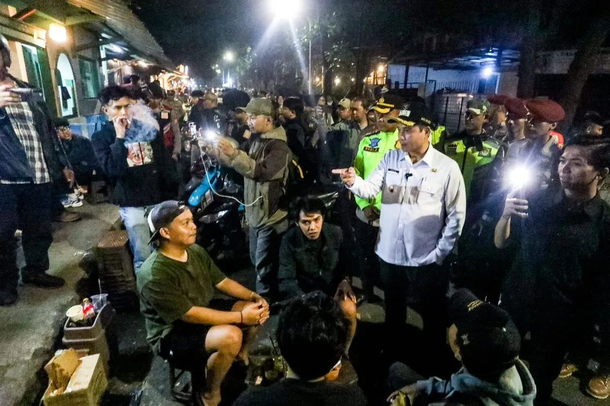 Wakil Wali Kota Bandung Erwin saat melakukan patroli kebijakan jam malam untuk pelajar. (Sumber: Ayobandung | Foto: Muslim Yanuar Putra)