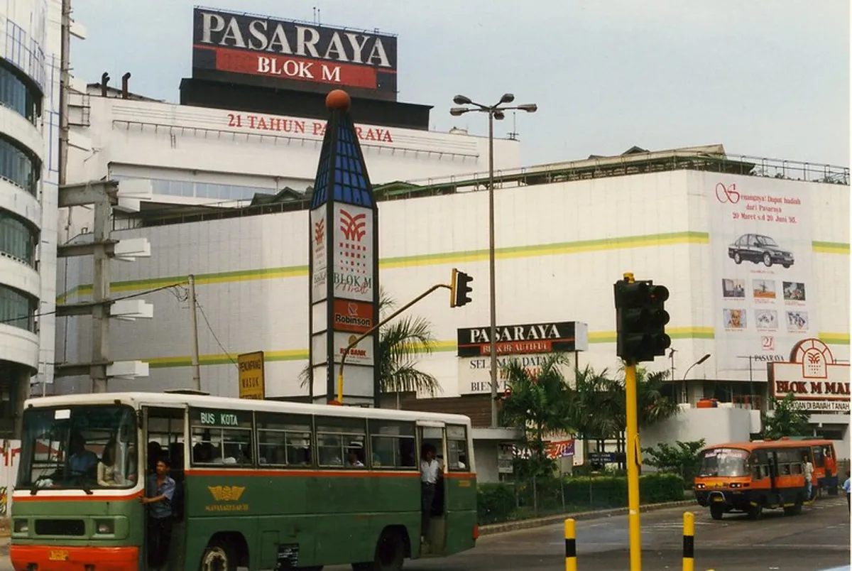 Blok M membuka peluang besar bagi pelaku UMKM dan wirausahawan muda untuk berinovasi dan mendorong pertumbuhan ekonomi. (Sumber: Flickr/Joe Mud)