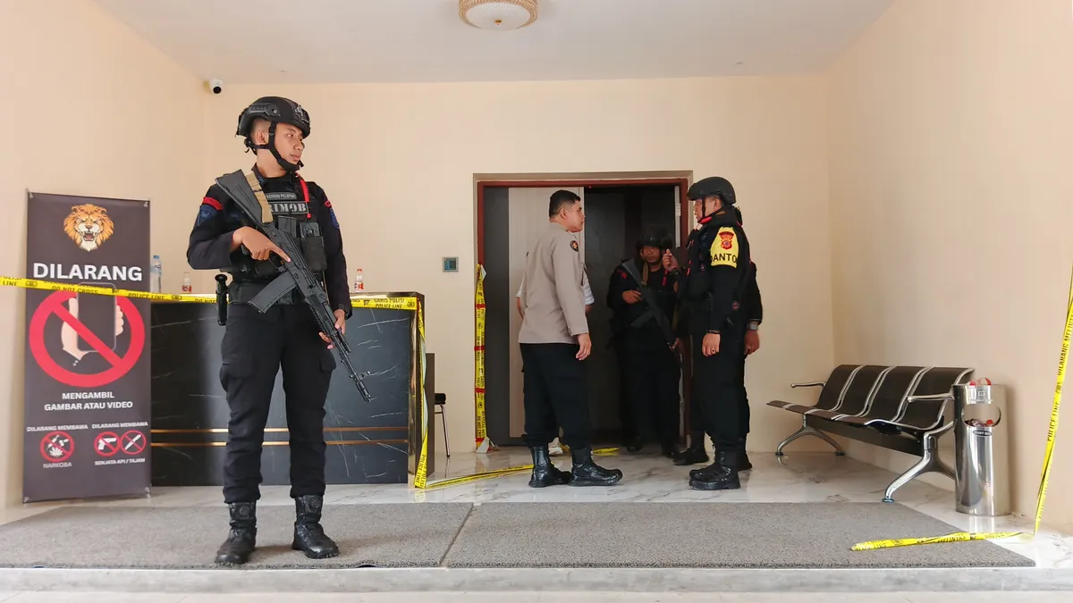 Polisi menggerebek lokasi lapang futsal palsu berisi tempat judi kasino di Kosambi, Kota Bandung. (Sumber: Ayobandung | Foto: Gilang Fathu Romadhan)