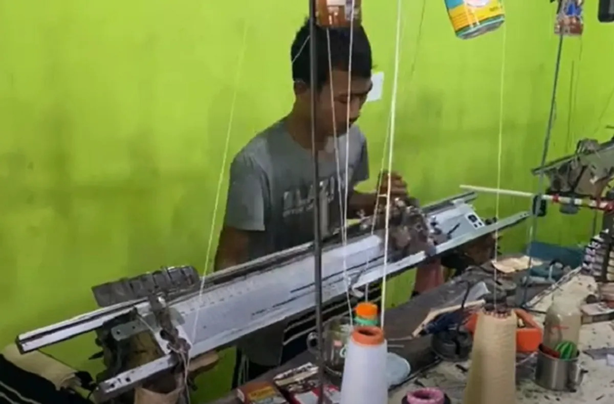 Perajin di Kampung Rajut Binong Jati Bandung (Foto: Youtube Kampung Rajut Binong Jati)