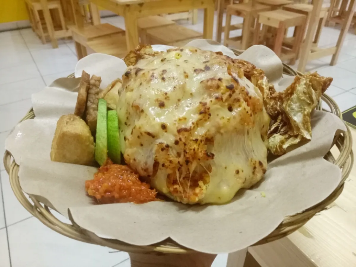 Menu ayam geprek di Ayam Keprabon Ekspress. (Sumber: Ayobandung.id | Foto: Eneng Reni Nuraisyah Jamil)
