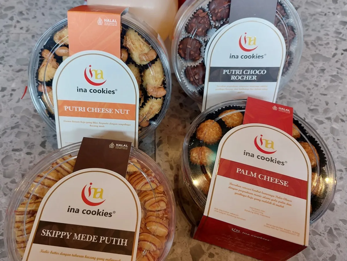 Siapa sangka, dari kegagalan bisnis ekspor jahe dan kondisi keuangan yang jungkir balik, lahir sebuah merek kue kering yang kini jadi langganan rumah tangga Indonesia, Ina Cookies. (Sumber: Ayobandung.id | Foto: Eneng Reni Nuraisyah Jamil)