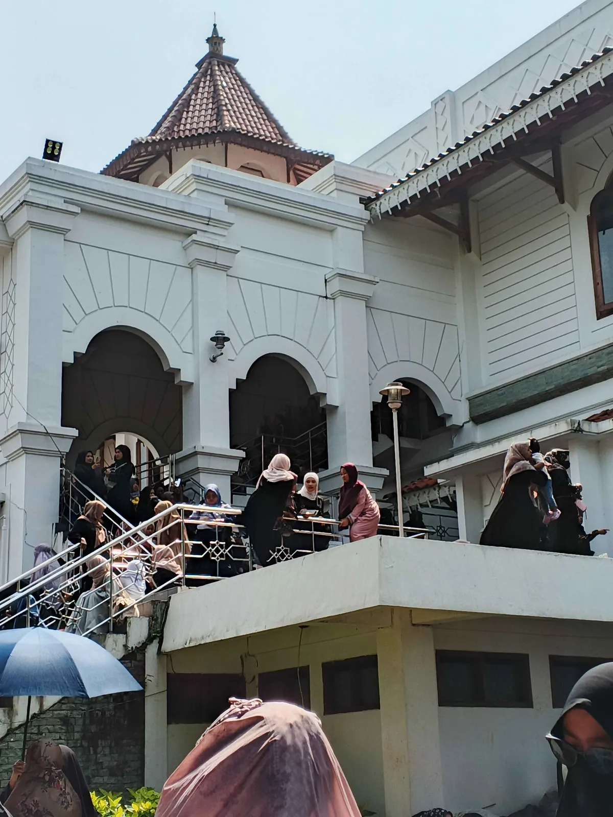 Beberapa Jamaah yang berusaha menaiki pagar masjid (Sumber: Dokumentasi Penulis | Foto: Dias Ashari)