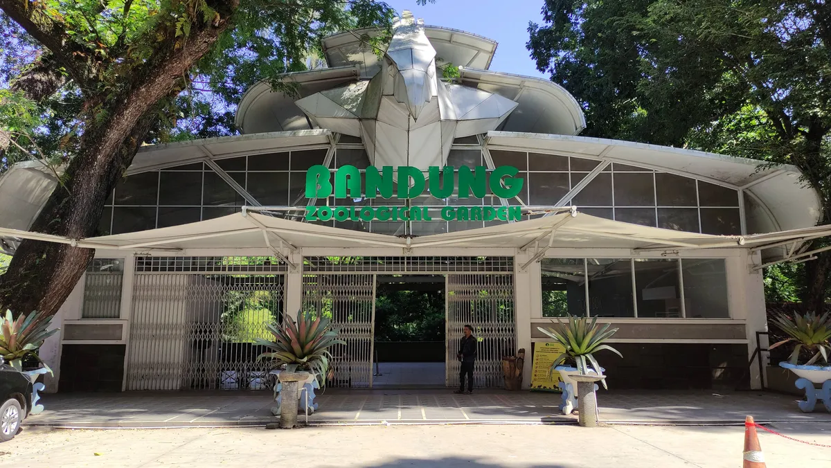 Kebun Binatang Bandung atau Bandung Zoo. (Sumber: Ayobandung)