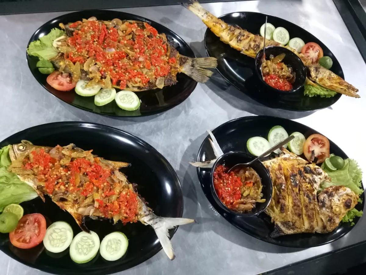 “Ikan Bakar Sambal Pesisir”, wujud kecintaan pada rempah dan laut Nusantara yang menyatu dalam sepiring hidangan. (Sumber: Ayobandung.id | Foto: Eneng Reni Nuraisyah Jamil)