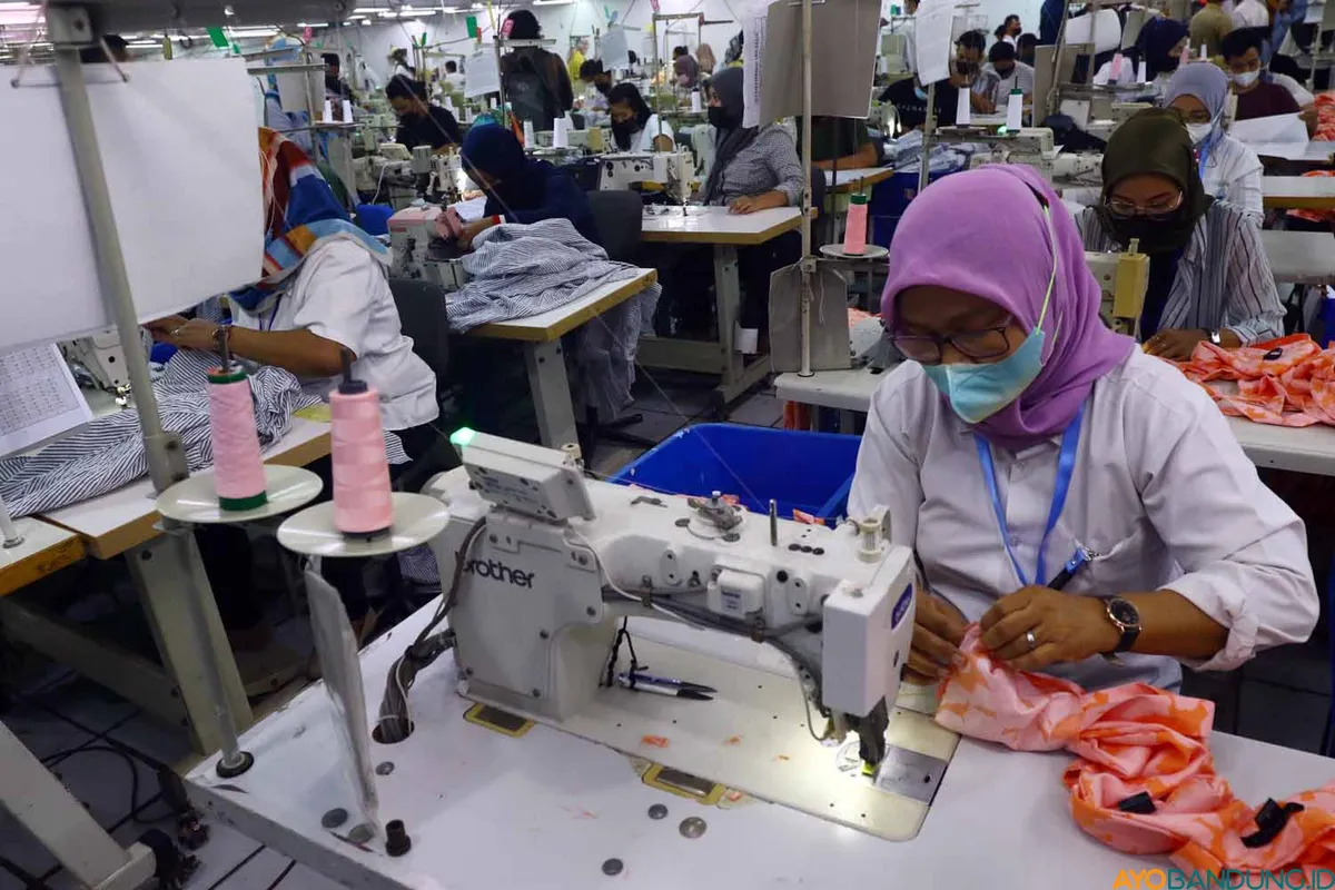 Sejumlah buruh perempuan di salah satu pabrik tekstil, Jalan Soekarno-Hatta, Kota Bandung. (Sumber: ayobandung.id | Foto: Irfan Al-Faritsi)