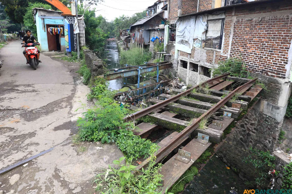 Rel kereta api rute Cikudapateuh-Ciwidey yang sudah tidak aktif di Kelurahan Cibangkong, Kecamatan Batununggal, Kota Bandung (Sumber: ayobandung.id | Foto: Irfan Al-Faritsi)