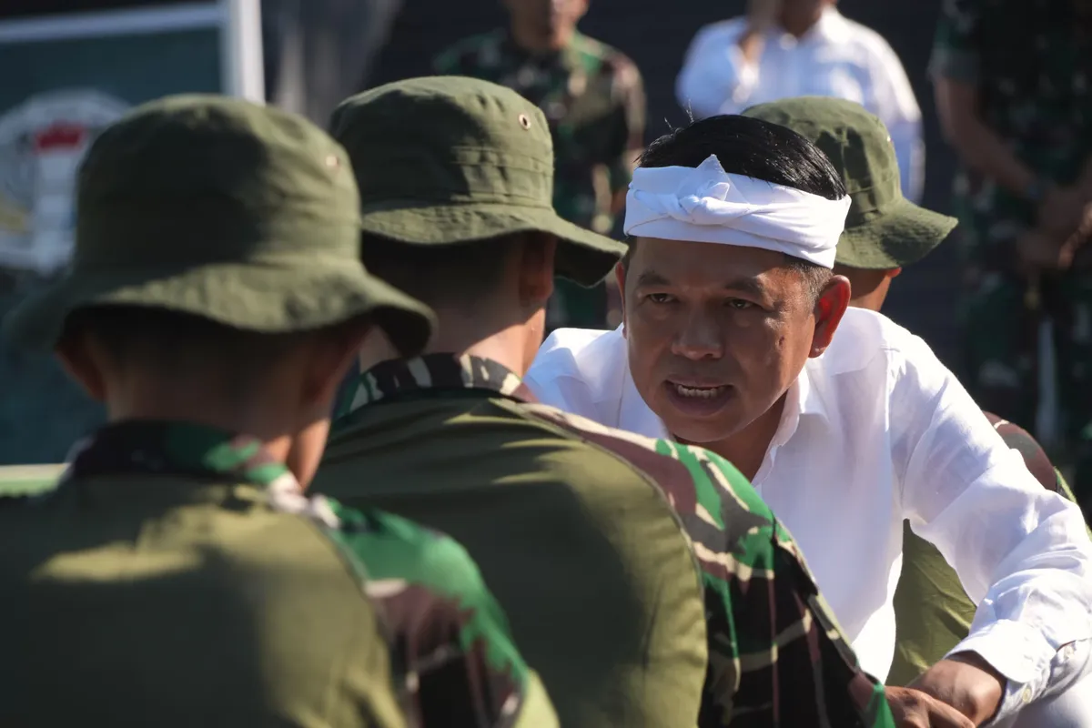 Gubernur Jabar Dedi Mulyadi berbincang dengan sejumlah siswa di Dodik Bela Negara Rindam III Siliwangi. (Foto: Tim KDM)