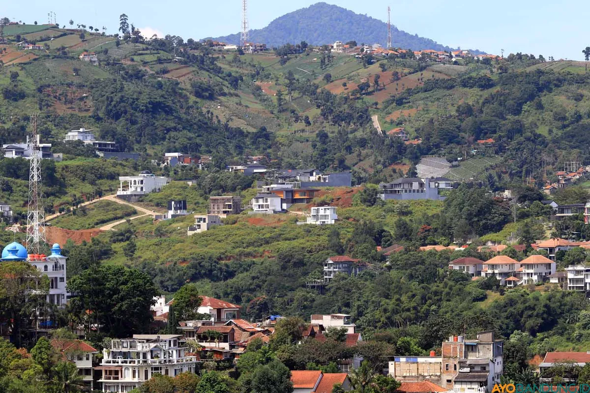 Pemandangan kawasan Bandung Utara (KBU) yang kini dipenuhi bangunan dan vila-vila mewah. Alih fungsi lahan yang masif di wilayah konservasi ini menjadi sorotan karena mengganggu keseimbangan ekologis dan memperparah risiko bencana lingkungan. (Sumber: ayobandung.id | Foto: Irfan Al-Faritsi)